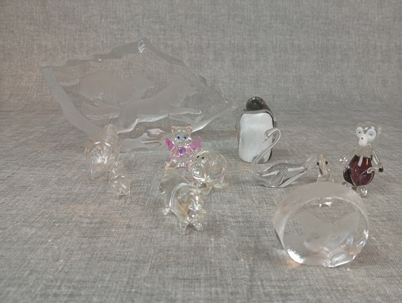Konstglas & glasdjur. Bl.a Mats Jonasson Målerås.