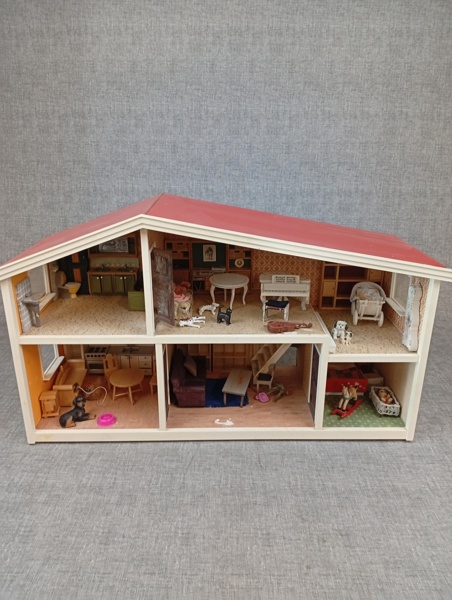 Lundby dockhus med innehåll.