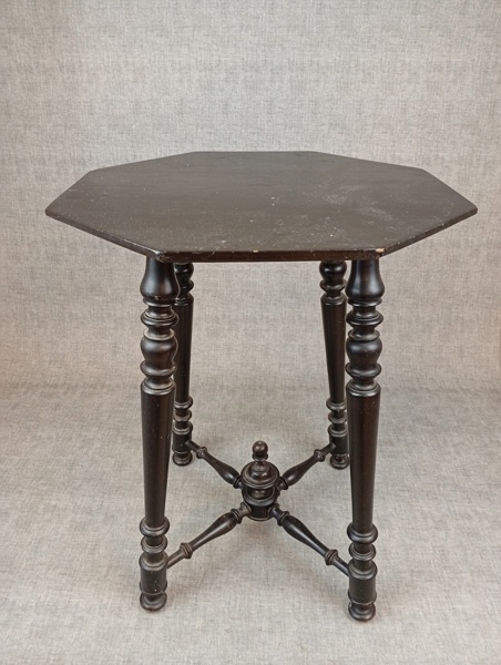Mindre bord/ pelarbord. 1900-talets första hälft.
