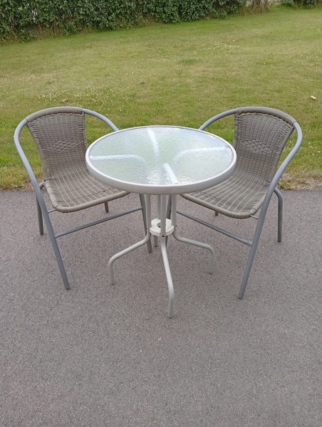 Cafe set. 2 Stolar & bord.