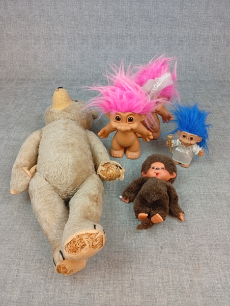Diverse gosedjur. 3 Troll, Russ & 1 Monochichi, Bolle & halm nalle.