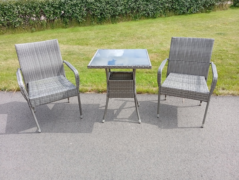 Cafesett, 1 bord & 2 stolar.