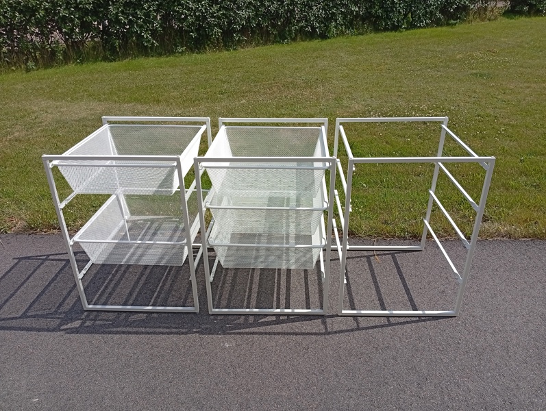 3 Stativ & 5 trådbackar. Förvaring.