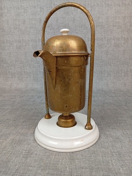 Perkulator med värmeställ. Mässing & Porslin, sannolikt, England, omkring sekelskifte 1800/1900-talet.