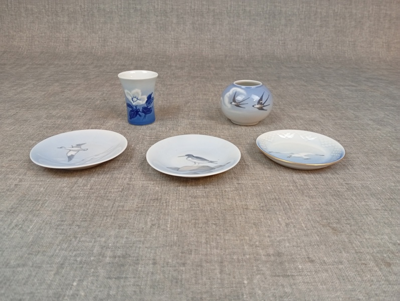 5 Delar mindre porslin. Royal Copenhagen, Lyngby & Bing gröndal.