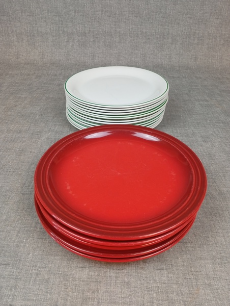 13 Flata tallrikar. Gustavsberg & tallrikar Le Creuset.