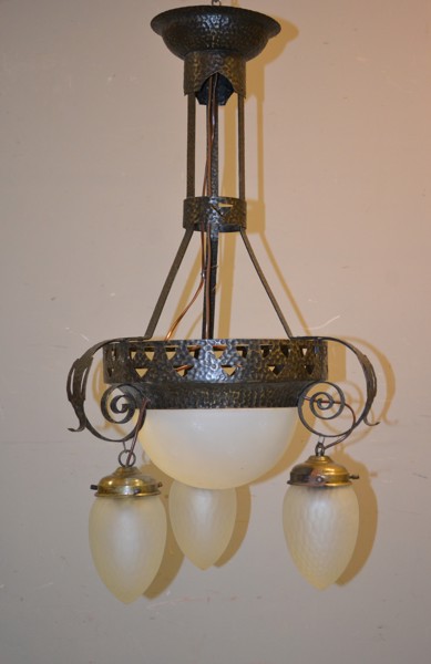 Taklampa. Jugend, 1900-talets början, metall & glas.