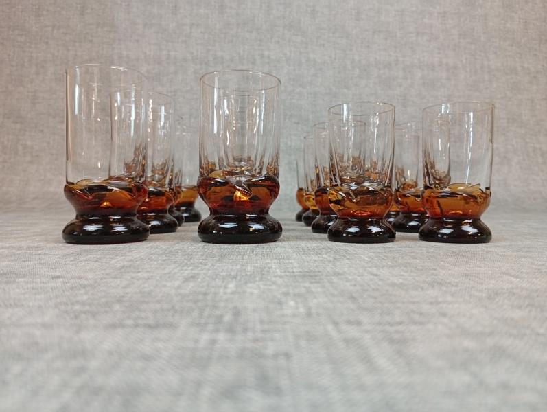 MATTI HALME. 8 Likörglas & 8 snapsglas, "Kievari", Humppila, 1972-1981.