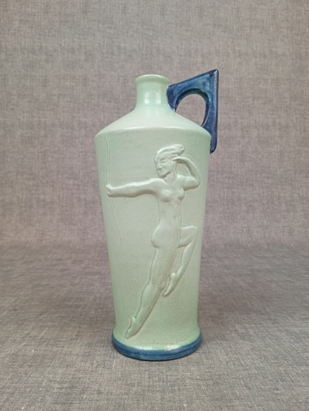ÅKE HOLM. Vas med hänkel, Höganäs, relief av Diana, signerad.