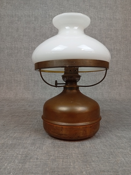 Fotogenlampa. Koppar & glas.