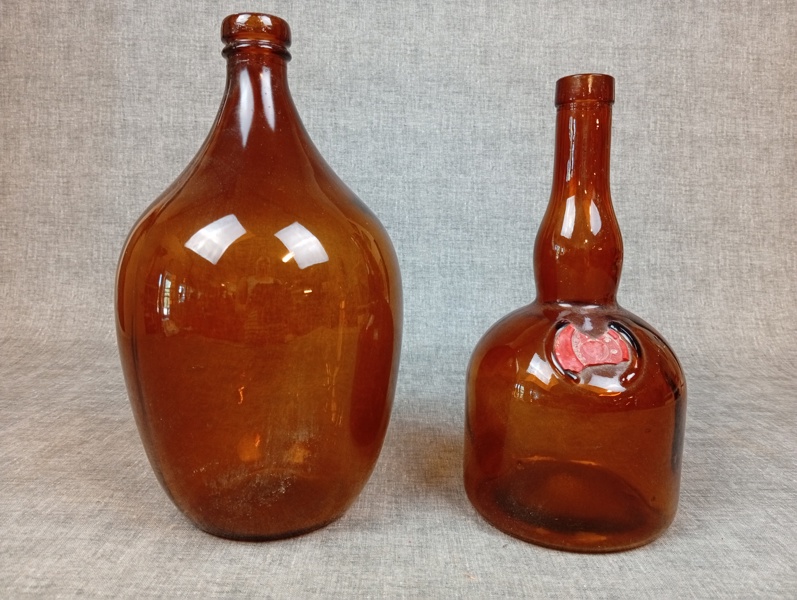 2 Flaskor, brunt glas.