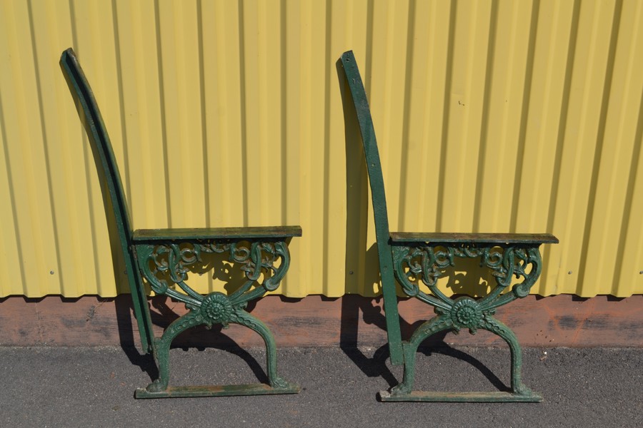 Gjutjärnsgavlar till trädgårdsoffa. Ett par, 1800/1900-talet.