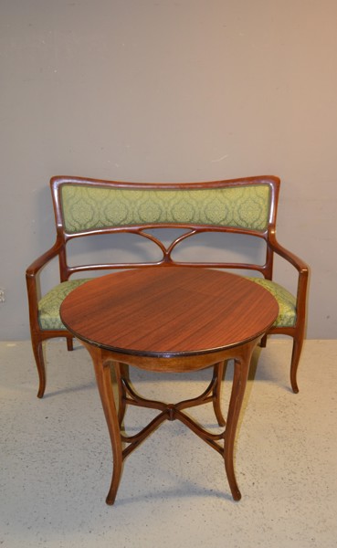 Soffa & bord. Jugend-stil, Gröndals Möbelfabrik, Borås, 1900-talets första del.