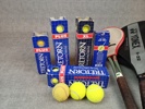 Tennis rack, bollar & väskor.