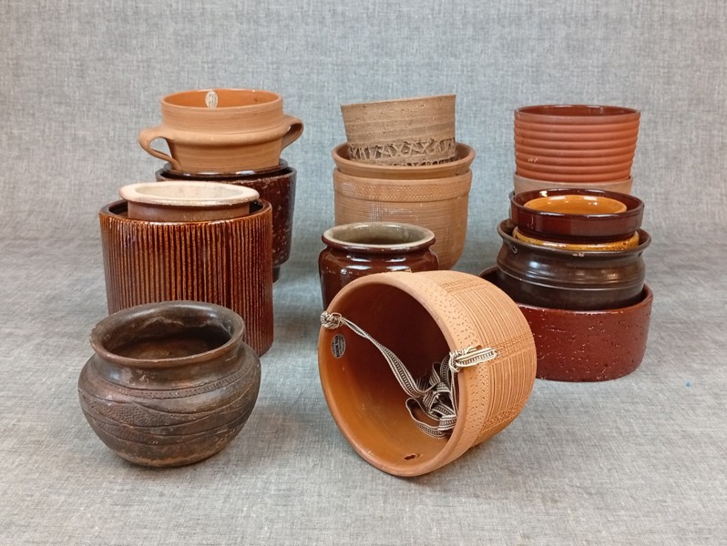 Diverse bruna krukor.
