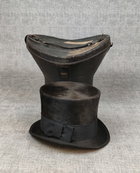 Hög Hatt, A Ravnsborg Halmstad & Hattask. A.G. Weiner Halmstad.