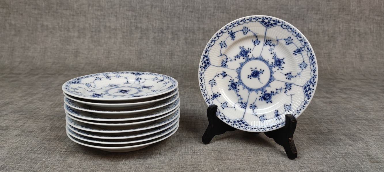 ROYAL COPENHAGEN. "Musselmalet", 10 Assietter, 1a sortering.