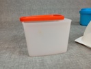 Diverse Tupperware.