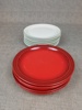 13 Flata tallrikar. Gustavsberg & tallrikar Le Creuset.