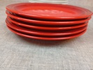 13 Flata tallrikar. Gustavsberg & tallrikar Le Creuset.