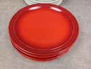 13 Flata tallrikar. Gustavsberg & tallrikar Le Creuset.