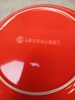 13 Flata tallrikar. Gustavsberg & tallrikar Le Creuset.