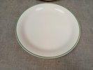 13 Flata tallrikar. Gustavsberg & tallrikar Le Creuset.