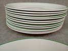 13 Flata tallrikar. Gustavsberg & tallrikar Le Creuset.