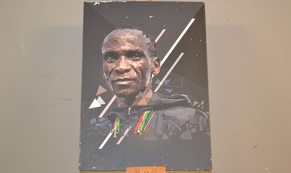 Plåt-tavla. Motiv av Don Ogomo Kenya.