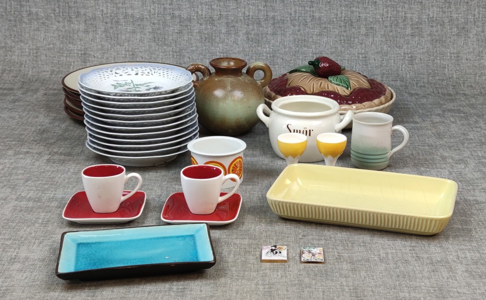 Diverse porslin & keramik. Bl.a pajform m.m.