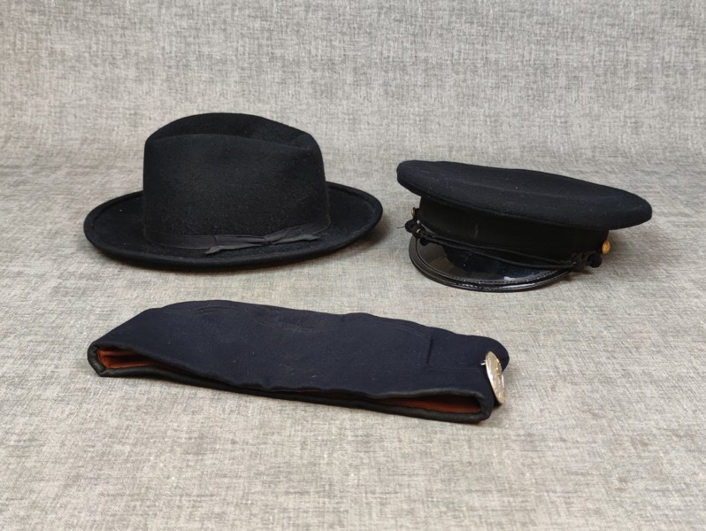 Hatt & 2 Uniformsmössor.