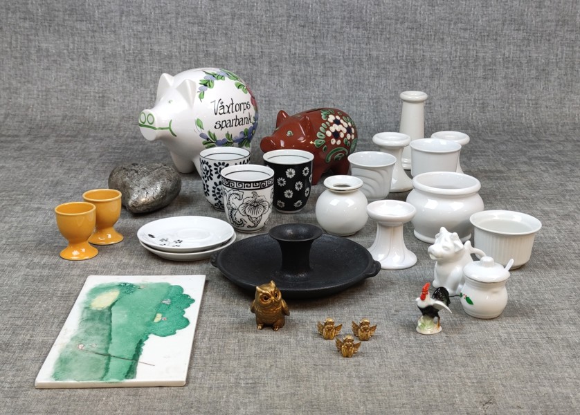 Diverse porslin & keramik. Bl.a 2 Spargrisar m.m.