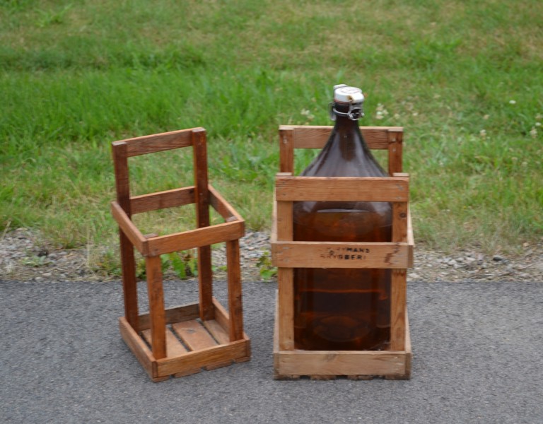 1 Äldre flaska & 2 flaskställ. Bl.a Rymans.