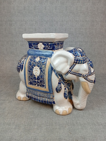 STOR Orientalisk elefant. Piedestal.