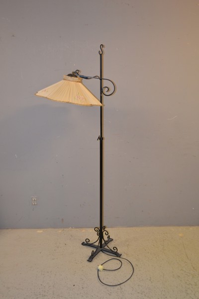 Golvlampa. Metall, 1900-talets första hälft.