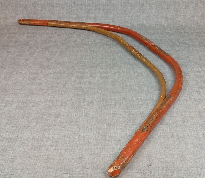 Selbåge, bemålat trä. 1800-tal.