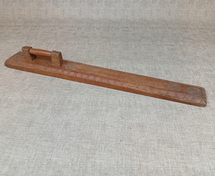 Klappträ/mangelbräde, Sverige, daterat 1835, karvsnittdekor.