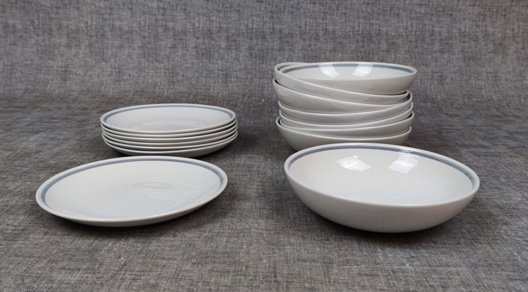 8 Djupa tallrikar & 7 assietter. Stämplat: Hemservice, troligtvis Gustavsberg.