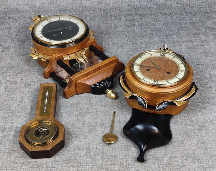 2 Väggur & Barometer. Renoveringsobjekt.
