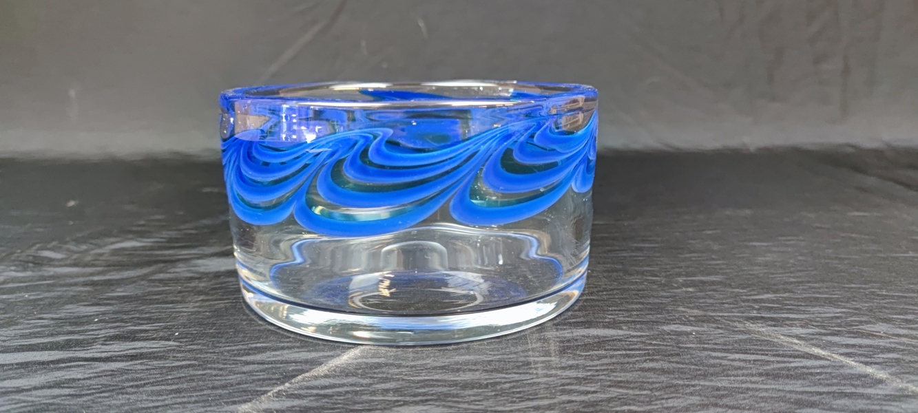 Skål. Johansfors Glasbruk, "Blue Waves", osignerad.