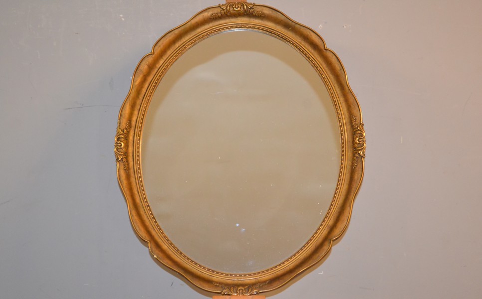 Spegel. Oval, 1900-talet.