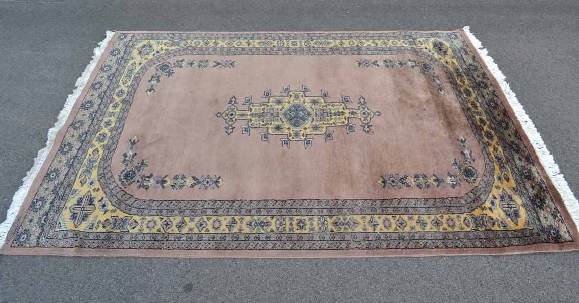 Matta. "Medaljong 2 play", Pakistan.