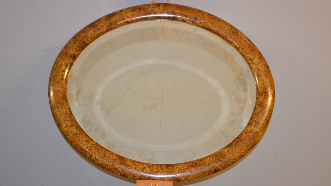 Oval spegel med fasettslipat glas. 1900-Talet.