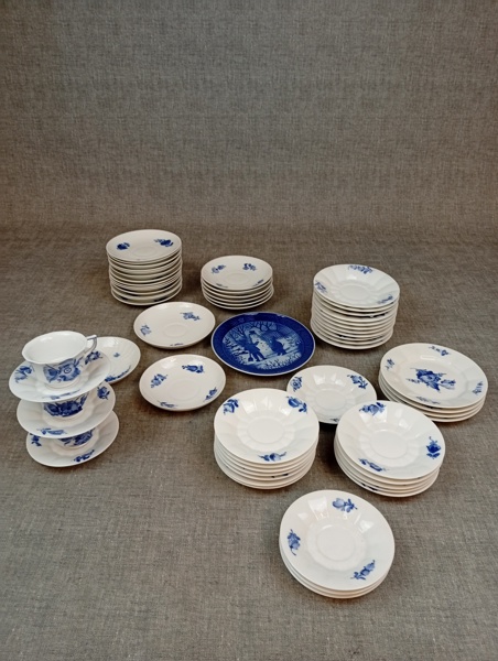ROYAL COPENHAGEN. "Blå blomster", 3 Koppar, fat & massor av kaffefat, tefat. Samlartallrik1985. 