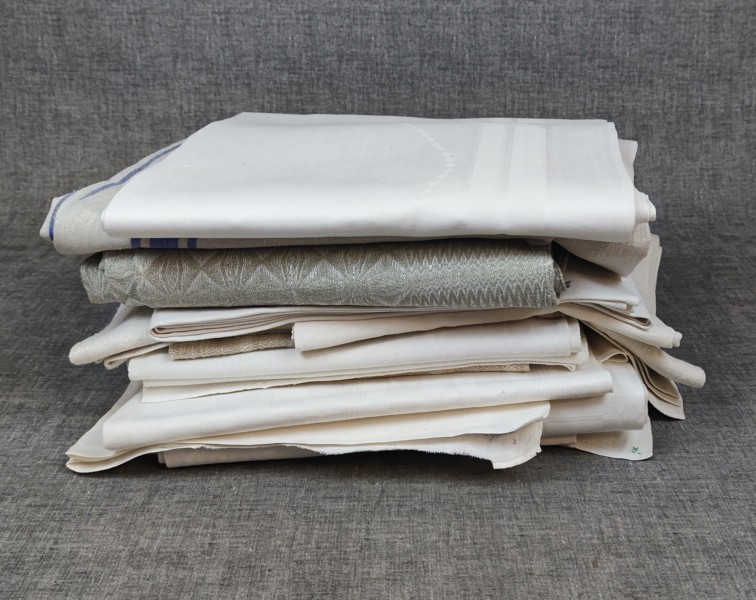 Diverse textil. Mestadels linne dukar.