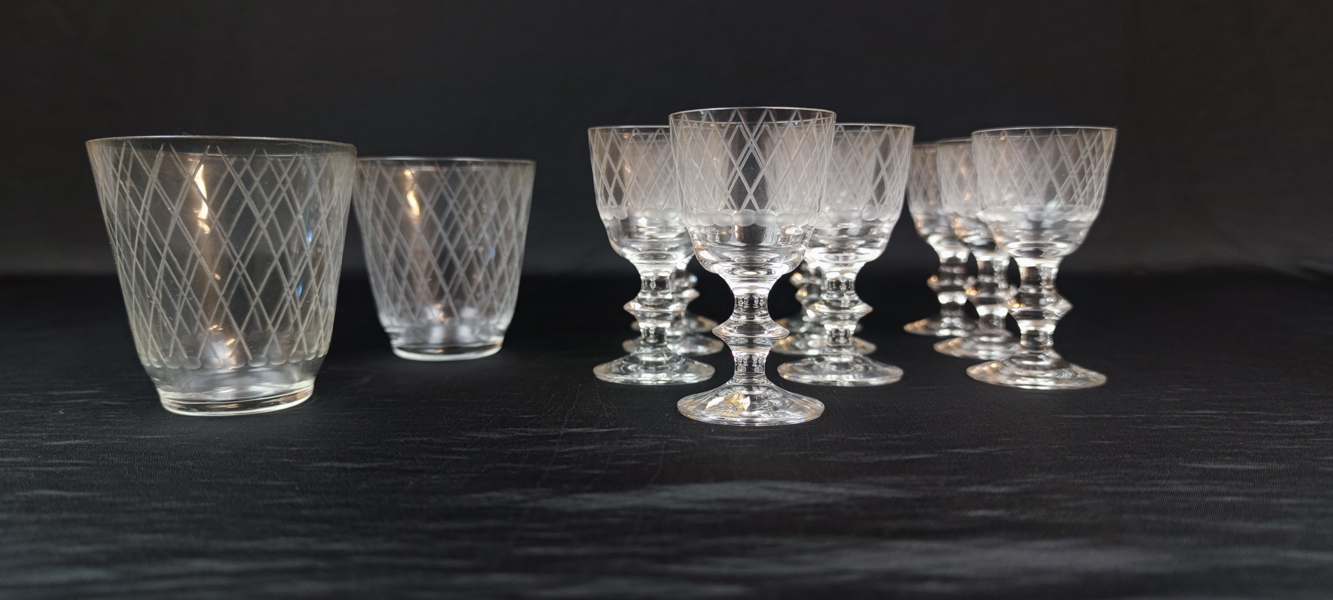 VICKE LINDSTRAND. 10 Likörglas & 2 Selterglas, "Sickan", Kosta.
