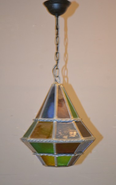 Taklampa. Blyinfattat färgat glas, 1900-talet.