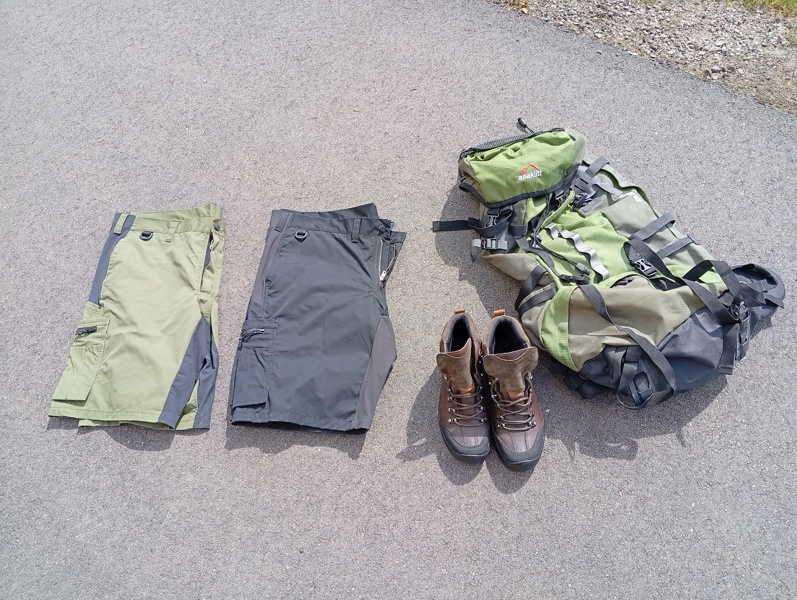 Väska. ASAKLITT 65, Kängor vibram storlek 40 & 2 par shorts storlek 64.