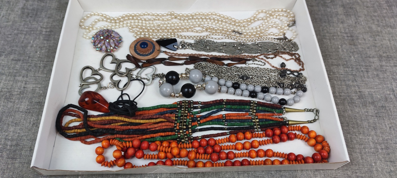 Diverse bijouterier. Mestadels halsband.
