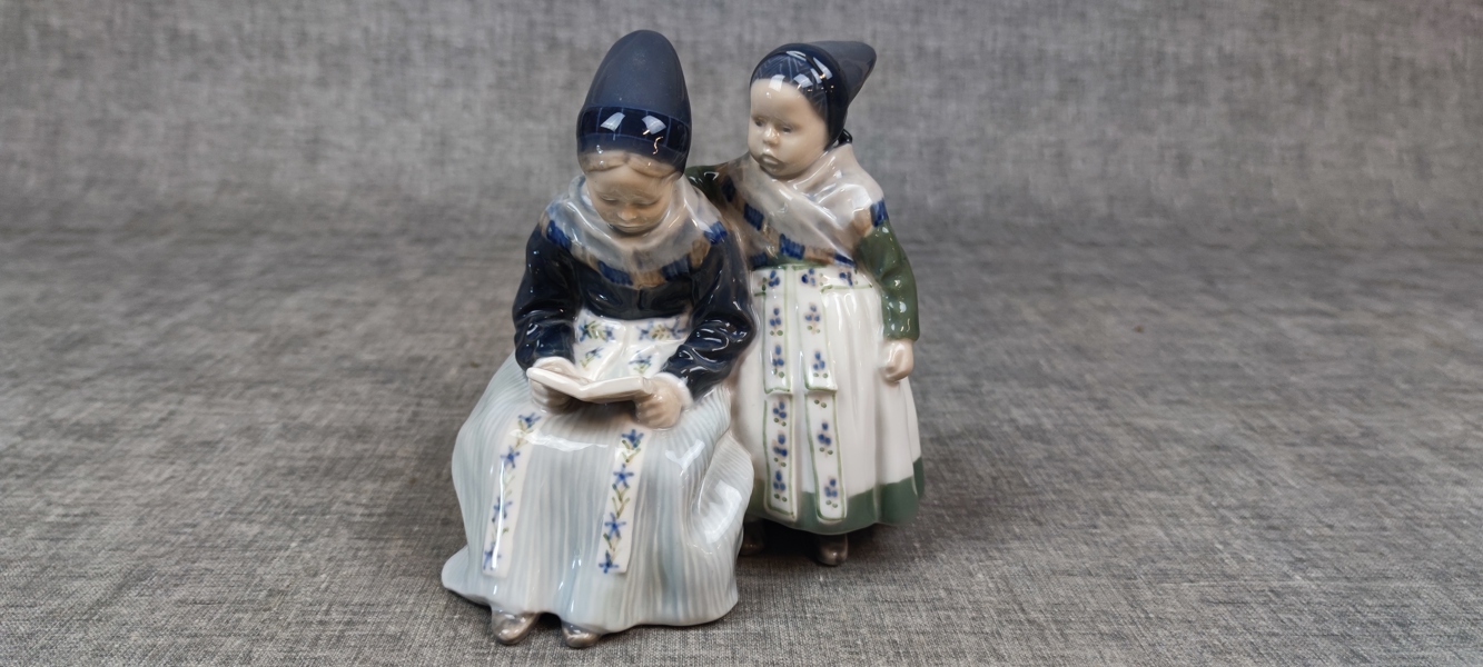 LOTTE BENTER, Figurin, "Amagerflickor", porslin, Royal Copenhagen, Danmark.